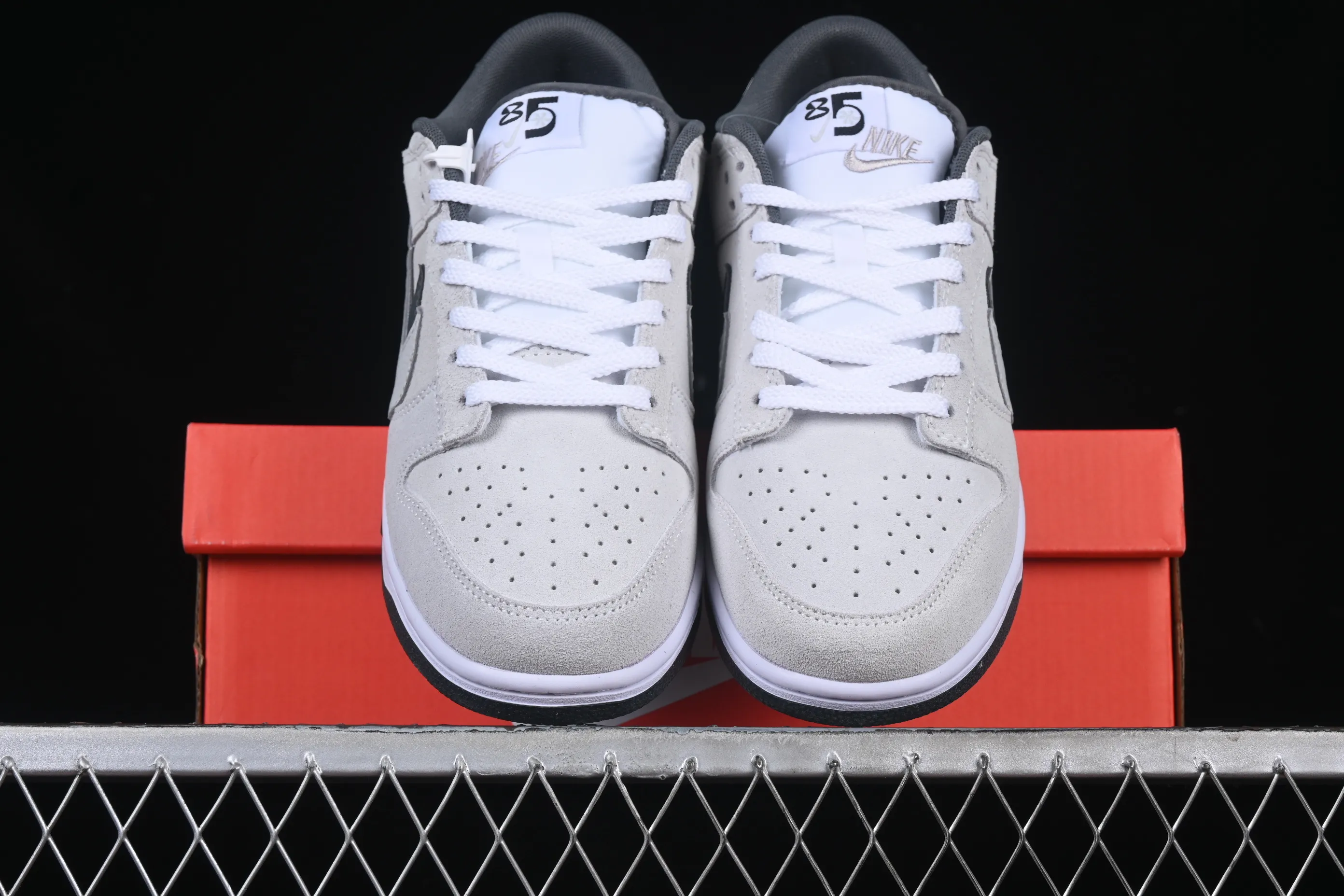 All categories Nk SB Dunk series Nk SB Dunk Low low-top sneakers Nk Dunk Low 85 double hook series white gray SB low-top sports and leisure sneakers HV1800-101